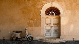Porte italienne classique avec un scooter vintage