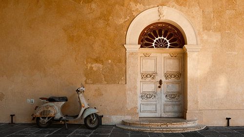 Porte italienne classique avec un scooter vintage