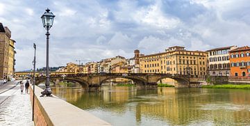 Panorama der Straßenlaternen am Flussufer in Florenz von Marc Venema