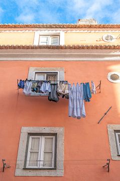 Maandag wasdag in Lissabon, Portugal art print - pastel kleuren reisfotografie en straatfotografie van Christa Stroo fotografie