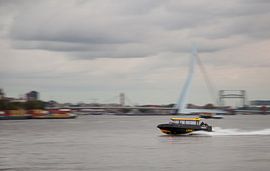 Watertaxi op Nieuwe Maas by Guido Akster