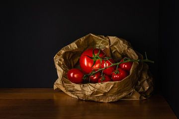 Tomaten in een papieren zak. van René Ouderling