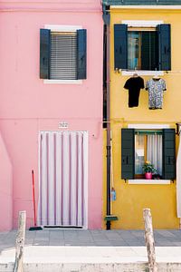 Rose et jaune | Maisons aux couleurs vives sur l'île de Burano à Venise sur Milou van Ham