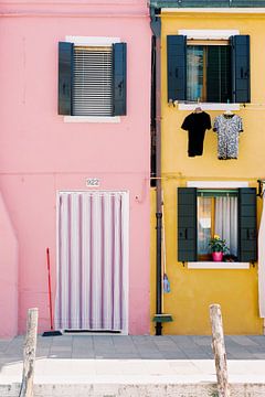 Roze en Geel | Felgekleurde huizen op Burano eiland in Venetië van Milou van Ham