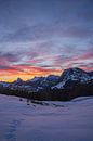 Farbenfroher Sonnenaufgang auf dem Satteleggpass in den Alpen von Martin Steiner Miniaturansicht