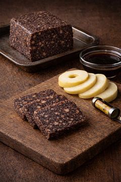 Balkenbrij mit Apfel und Sirup