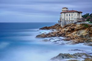Schloss Boccale auf Felsen und Meer. Toskana, Italien. Lange Belichtung Fotografie.
