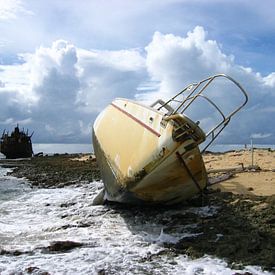 Scheepswrakken op de kust van Klein Curaçao van Ronald Gorter