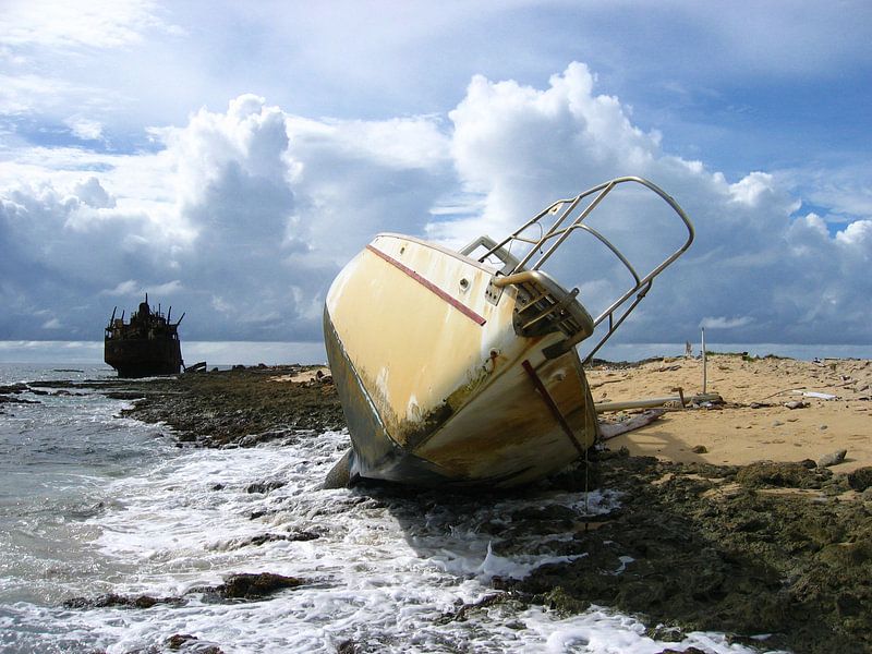 Scheepswrakken op de kust van Klein Curaçao van Ronald Gorter