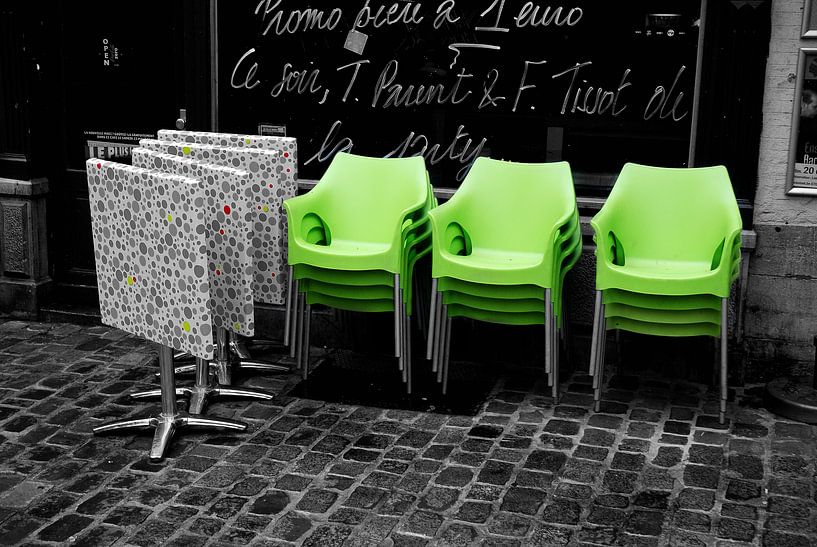 Green chairs van Jolanda Kraus