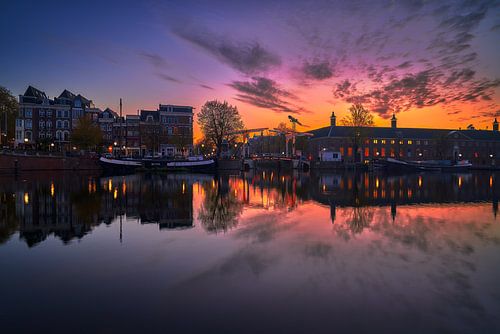 Foto van de Walter Süskindbrug en Amstel in Amsterdam, 2020 - 2