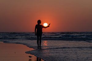 Silhouette einer Frau mit der Sonne von Wad of Wonders