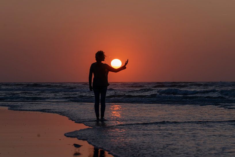 Silhouette van een vrouw met de zon van Wad of Wonders