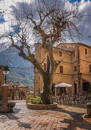Het dorpsplein van Fornalutx in de bergen van de Serra de Tramuntana, Mallorca