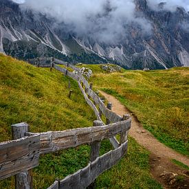 Long walk through the Dolomites by Leon Okkenburg