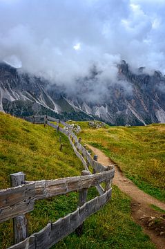 Long walk through the Dolomites by Leon Okkenburg