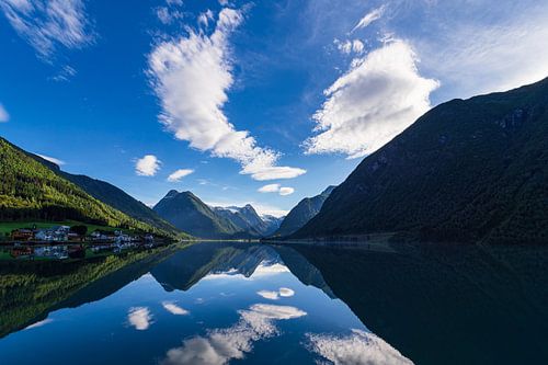 Vue sur le Fjærlandfsjord à Fjærland, Norvège