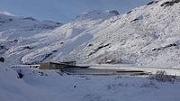 Besucherzentrum im Schnee auf dem Gipfel des Trollstigen in Norwegen von Aagje de Jong Miniaturansicht