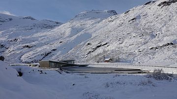 Bezoekerscentrum in de sneeuw op de top van de Trollstigen in Noorwegen