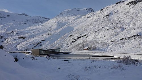 Centre d'accueil dans la neige au sommet de Trollstigen en Norvège.