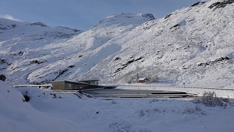 Besucherzentrum im Schnee auf dem Gipfel des Trollstigen in Norwegen von Aagje de Jong