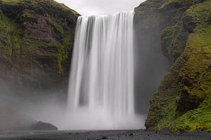 Skogafoss waterval van dichtbij, IJsland van Adelheid Smitt