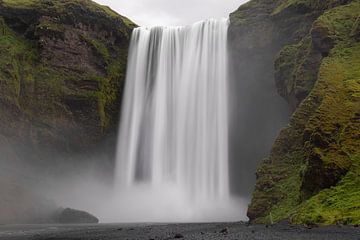 Skogafoss-Wasserfall aus der Nähe, Island von Adelheid Smitt