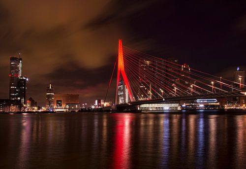 Erasmusbrug Rotterdam kleurt Oranje