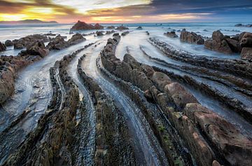 Coucher de soleil sur la côte de Barrica, Pays Basque sur Dieter Meyrl