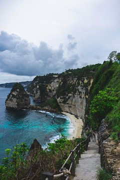 De bekende trap van Diamond Beach in Nusa Penida Bali van Ken Tempelers