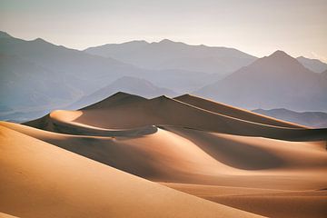 Paysage désertique de la Vallée de la Mort aux Etats-Unis avec des dunes de sable et des montagnes
