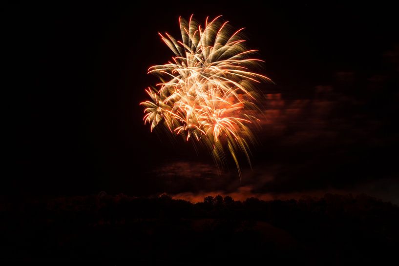 Erstaunlich großes Feuerwerk Explosion am Nachthimmel in rot von adventure-photos