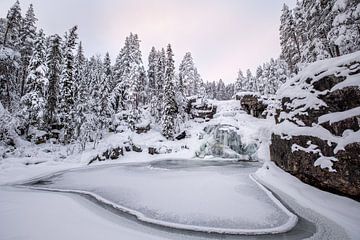 Frozen waterfall van Marco Lodder