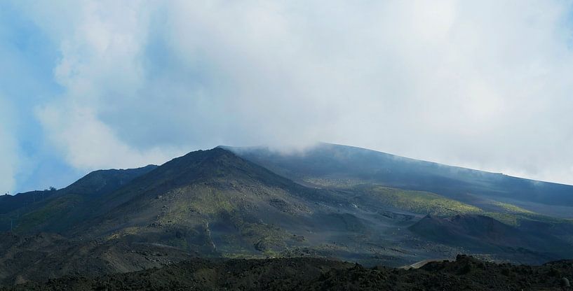 Cratère dans la brume par Denise van den Berg