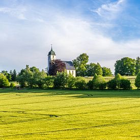 Kerkje in het Duitse landschap in Thüringen van Connie de Graaf