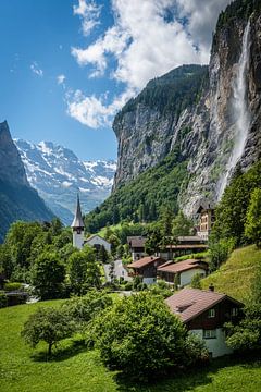 Lauterbrunnnen kerk en waterval van Fenna Duin-Huizing