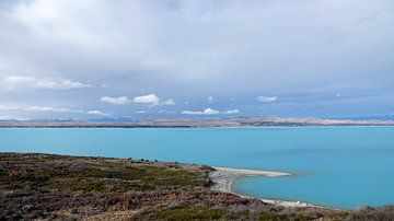 Le lac Pukaki, un lac bleu vif en Nouvelle-Zélande sur Aagje de Jong