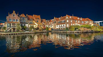 Het historische havendeel van Enkhuizen met zijn hangende huizen. van Harrie Muis