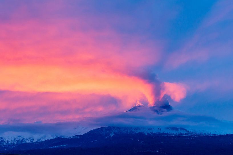Etna clouds on fire van Dusty Bisschops