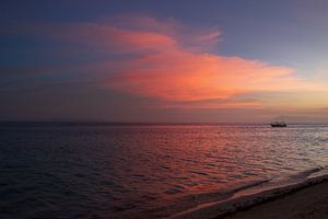 Tropische Abenddämmerung am Strand von Anda, Bohol