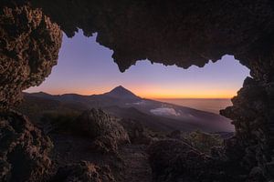 Der Berg Teide auf Teneriffa, fotografiert von einer kleinen Höhle aus.