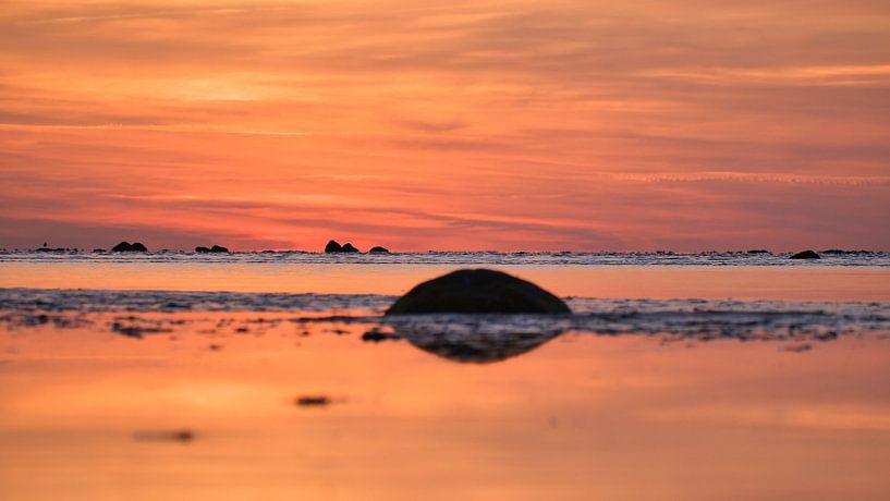 Steen op het strand bij zonsondergang in Poel, romantisch van Martin Köbsch