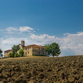 Typisch Toscane, afgelegen Toscaanse kerk in het veld van Patrick Verhoef