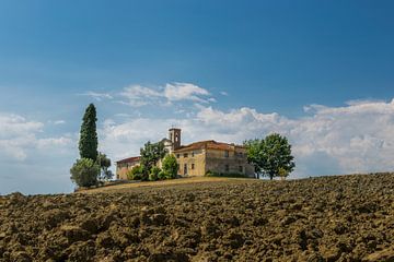 Typisch Toscane, afgelegen Toscaanse kerk in het veld