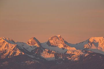 Gantrisch und Nünnenenflue mit Alpenglühen beim Sonnenaufgang