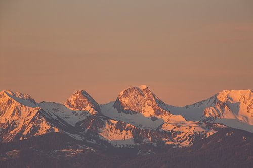 Gantrisch et Nünnenenflue avec alpenglow au lever du soleil
