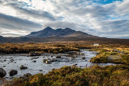 Bergtoppen Sgùrr nan Gillean met cottage en beekje op de voorgrond op Isle of Skye