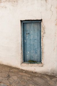 porte ancienne bleue sur mur blanc | photographie de voyage | Samos - Grèce | sur Lisa Bocarren