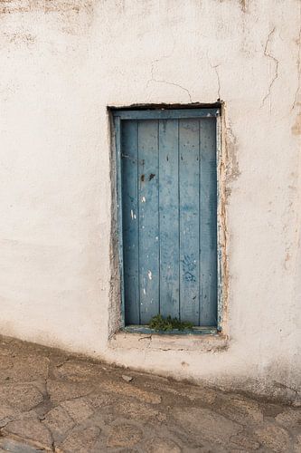 blauwe oude deur op witte muur | reisfotografie | Samos - Griekenland |