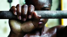 Zweterige hand grijpt metalen staaf